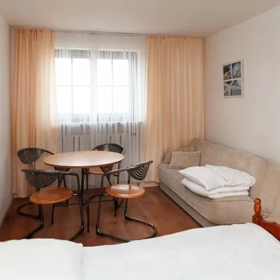 Sofa w 4 osobowym pokoju w Kwaterach Chłopy