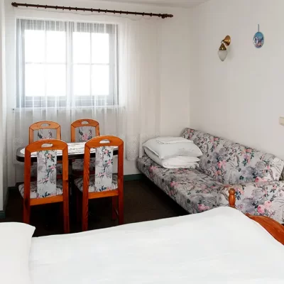 Pokój 4 osobowy sofa w Kwaterach Chłopy