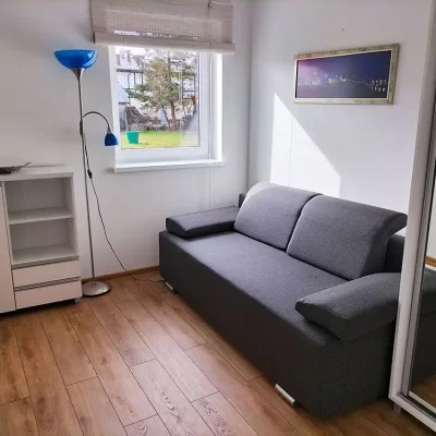 Sofa w domku letniskowych w Kwaterach Chłopy